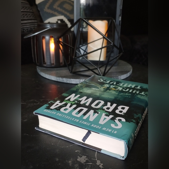 New York Times Bestselling Author Sandra Brown's Thick as Thieves First Edition - Picture 2 of 5